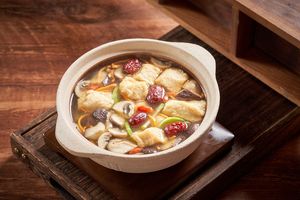 Bak Kut Teh

Originally a pork rib dish cooked in broth served in Malaysia & Singapore, Lotus Vegan substitutes meats with a variety of mushrooms for a great umami & healing soup at Huì Yuán Sù Shí Fāng 慧缘素食坊 Lotus Vegan in Shanghai