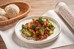 "Beef" & Broccoli

Hearty mushrooms used instead of beef. Still the favorite intense flavors we get from many Chinatown joints in North America  at Huì Yuán Sù Shí Fāng 慧缘素食坊 Lotus Vegan in Shanghai