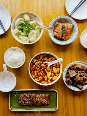 Wontons, Mapo Tofu, Duck, Eel, Crispy  at Huì Yuán Sù Shí Fāng 慧缘素食坊 Lotus Vegan in Shanghai