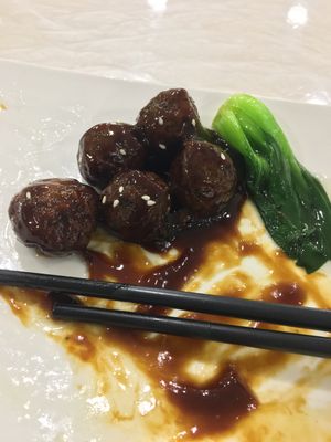 Mock meat „tuna“ at Huì Yuán Sù Shí Fāng 慧缘素食坊 Lotus Vegan in Shanghai
