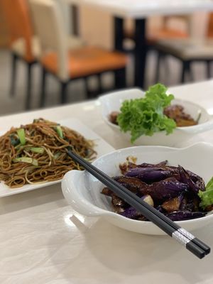 Eggplant and noodles at Huì Yuán Sù Shí Fāng 慧缘素食坊 Lotus Vegan in Shanghai