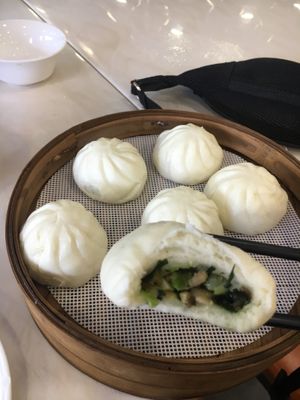 Mushroom and veg steamed buns at Huì Yuán Sù Shí Fāng 慧缘素食坊 Lotus Vegan in Shanghai