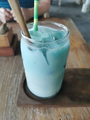 Mermaid latte (oat milk) at Mana Anu Cafe in Gili Trawangan