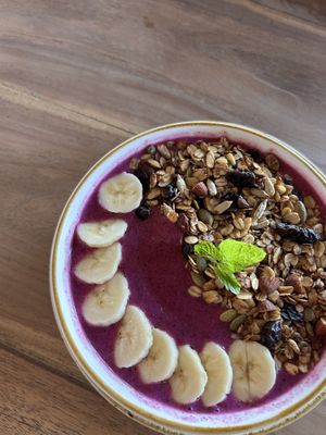 Vegan smoothie bowl  at Mana Anu Cafe in Gili Trawangan
