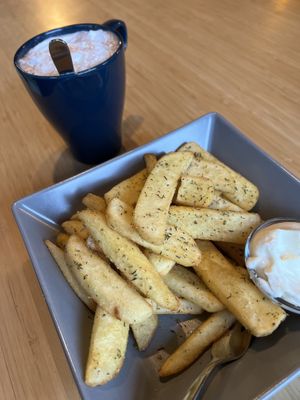 Pommes Gyros-Style und heiße Schokolade mit Sahne  at Vegane Bergpension in Schulenberg