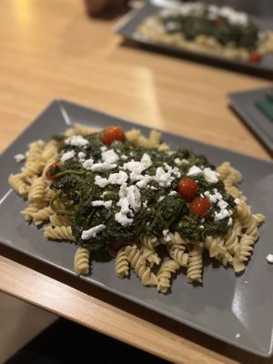 Nudeln mit Spinatsoße, Feta und Tomaten  at Vegane Bergpension in Schulenberg