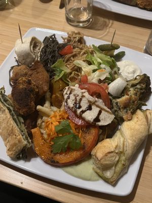 Teller vom Silvesterbuffet  at Vegane Bergpension in Schulenberg