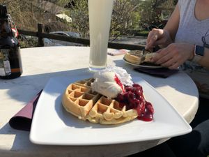 Waffel mit selbstgemachtem Eis und Kirschen at Vegane Bergpension in Schulenberg