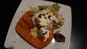 Gebackener Kürbis mit Salat at Vegane Bergpension in Schulenberg