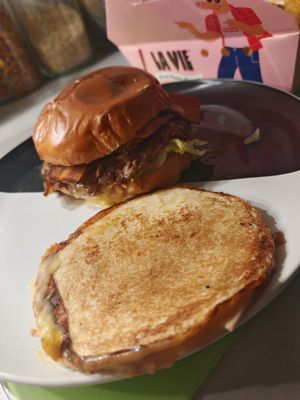 100% plant-based La Vie™️ patty in a toasted bun, topped with a plant-based alternative to melted vegan cheddar cheese.
And a touch of American mustard. at Dirty Vegan Burgers by Taster in Paris