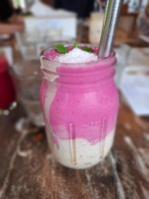 Two to Tango smoothie 🩷🤍 must try! 
(60.000 idr) at Samyama Eatery in Ubud