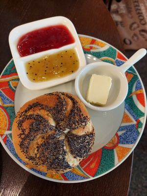 1 poppy seed roll with butter and 2 different jams (3.90€) at Café Cut in Giengen An Der Brenz