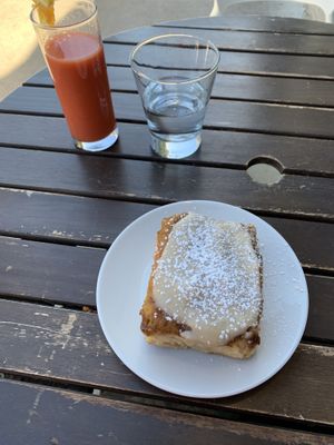 Cinnamon roll at Tree House in St Louis