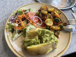 Ofenkartoffel mit Guacamole und Gemüse  at Utkiek in Norden