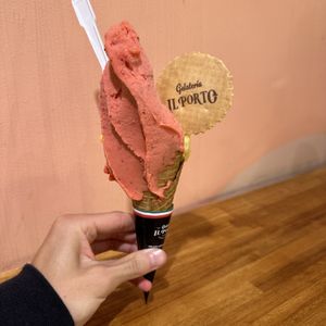 Helado de Frutilla y Mango, muy buena presentación!

deliciosos ambos sabores, y el cucurucho tmb 👌🏼  at Gelatería Il Porto in Punta Del Este