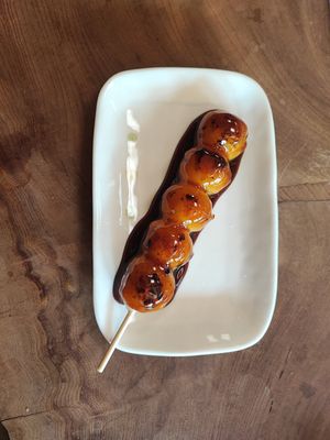 Rice dumplings with sweet soy sauce (mitarashi-dango) at Konohanaya - 木ノ花屋 in Nagano
