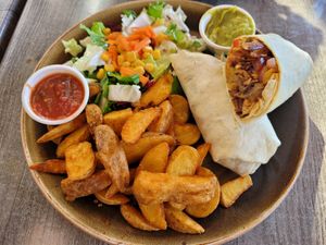 Burrito mit "Chicken", Wedges, Salsa, Guacamole und Salat at Tijuana in Oberhausen