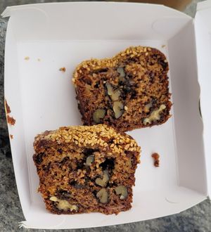 Veg. Bananen-Brot Kuchen mit Sesam at California Bakery  in Lugano