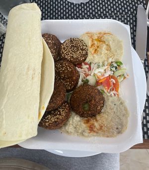 Falafel, Hummus, Baba Ganoush und Brot  at Beirut Shawarma in Havana