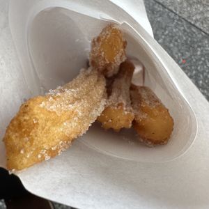 Churros comunes

muy ricos, calentitos y crocantes, buena opción 👍🏼

bien servidos en la bolsa de papel tmb

los únicos veganos eran los comunes ℹ️  at Churros Manolo in Punta Del Este