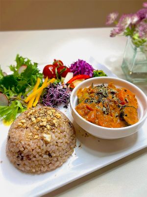 A coconut milk curry made with an abundance of ingredients and spices, mainly
seasonal vegetables.
Gluten-free available at LOTUS CAFE TOKYO in Tokyo