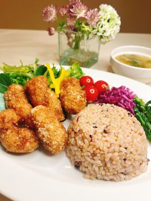 Soy Meat Fried Chicken Plate
Gluten-free
A dish of crispy, juicy, soy meat fried chicken marinated in a sweet and spicy soy sauce
that pairs incredibly well with rice. Deli and  at LOTUS CAFE TOKYO in Tokyo