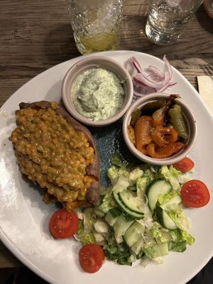 Ofen süßkartoffeln mit Linsen und Gemüse und Veganer aioli  at Restaurant Fliegerdeich in Wilhelmshaven