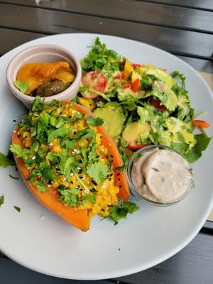Gefüllte Süßkartoffel mit Curry-Linsen, Salat, Grillgemüse und Tahini-Dip at Restaurant Fliegerdeich in Wilhelmshaven