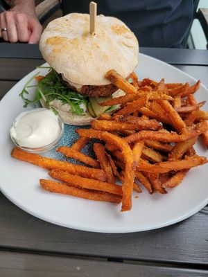 Falafelburger mit Süßkartoffelpommes und veganer Mayo at Restaurant Fliegerdeich in Wilhelmshaven