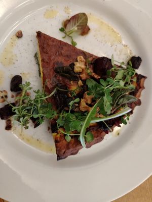 Toétché (quiche vegetariana con panna e uova tipica del Canton Giura) con topping di barbabietole e noci at Manger Boire in Basel