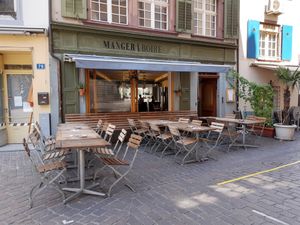 Outdoor seating at Manger Boire in Basel