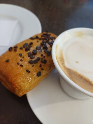 Saccottino al cioccolato veg e cappuccino di soia at Victory Café Museo  in Montemurlo