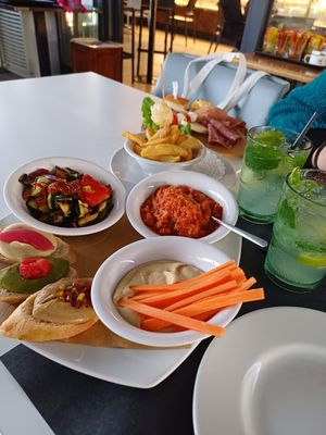 Tagliere Victory, servito vegan su richiesta. Patatine fritte, hummus con stick di carote, pappa al pomodoro, verdure grigliate e crostini con hummus e babaganoush 💚 Oltre le as at Victory Café Museo  in Montemurlo