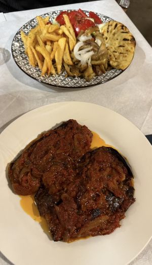 Gefüllte Aubergine und Gyros   at Ta Kaloudia in Corfu
