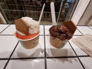 Citroen/aardbei, chocolade/karamel at Gelateria La Romana dal 1947 in Lisbon