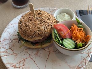 Vegan burger with tartare sauce at Mirage in De Panne