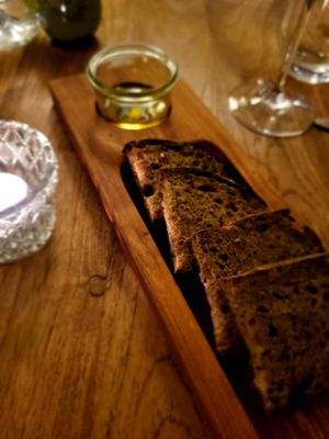 Selbstgebackenes Brot at Die Schloßwirtschaft in Hehlen