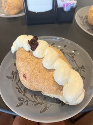 Croissant vaniglia e frutti di bosco  at Balance Patisserie in Pescara
