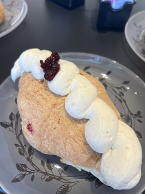 Croissant vaniglia frutti di bosco  at Balance Patisserie in Pescara
