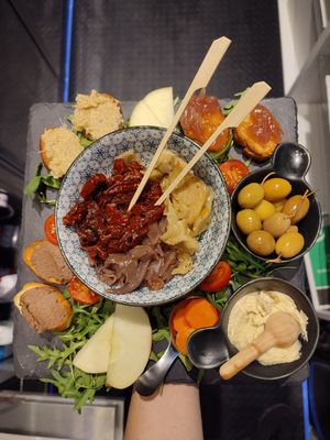Tagliere dell'orto: verdure in crema, sott'olio e in agrodolce, fresche, hummus e frutta at Casa Birra Puddu  in Santa Giusta