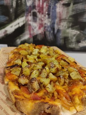 Pinsa con caponata di verdure e patate arrosto alle erbette mediterranee at Casa Birra Puddu  in Santa Giusta