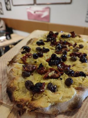 Hummus di ceci, pomodori secchi e olive taggiasche at Casa Birra Puddu  in Santa Giusta