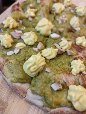 Crema agli asparagi selvatici, riccioli di mousse di ricotta affumicata e zafferano e mandorle tostate at Casa Birra Puddu  in Santa Giusta