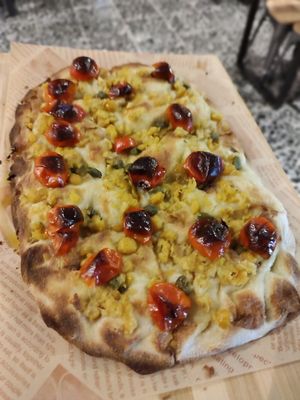 Ceci schiacciati alle erbette mediterranee, capperi e pomodorini confit at Casa Birra Puddu  in Santa Giusta