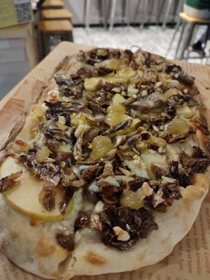 Radicchio, mele, pecorino semistagionato e miele at Casa Birra Puddu  in Santa Giusta