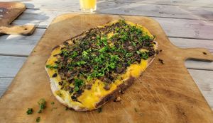 Pinsa mit Pilzen, Knoblauch und Kräutern at Die Kombüse in Norddorf