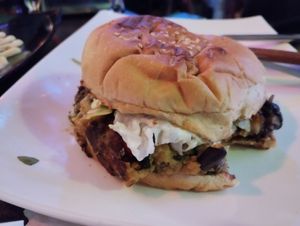 Panino con hamburger vegetale, maionese vegetale, insalata e pomodoro at Thomas Bistrot in Forio