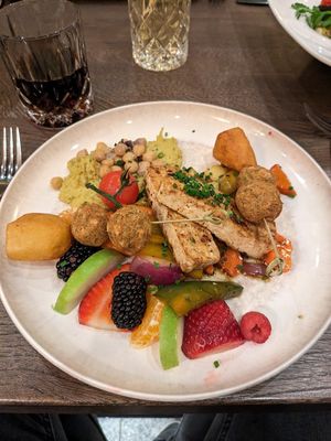 Tofu und Falafel mit Humus und gegrilltem Gemüse at The Postwirt - Hotel Neue Post  in Mayrhofen