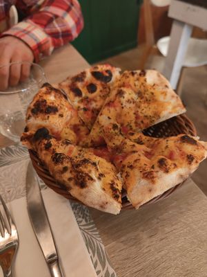 Masa de pizza con tomate y orégano (entrante de regalo) at Local92 in Barcelona