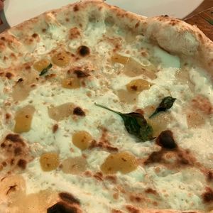 Pizza tres quesos veganos  at Local92 in Barcelona